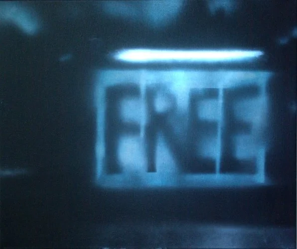 Das Wort 'FREE' ist in blauer Neonbeleuchtung dargestellt.