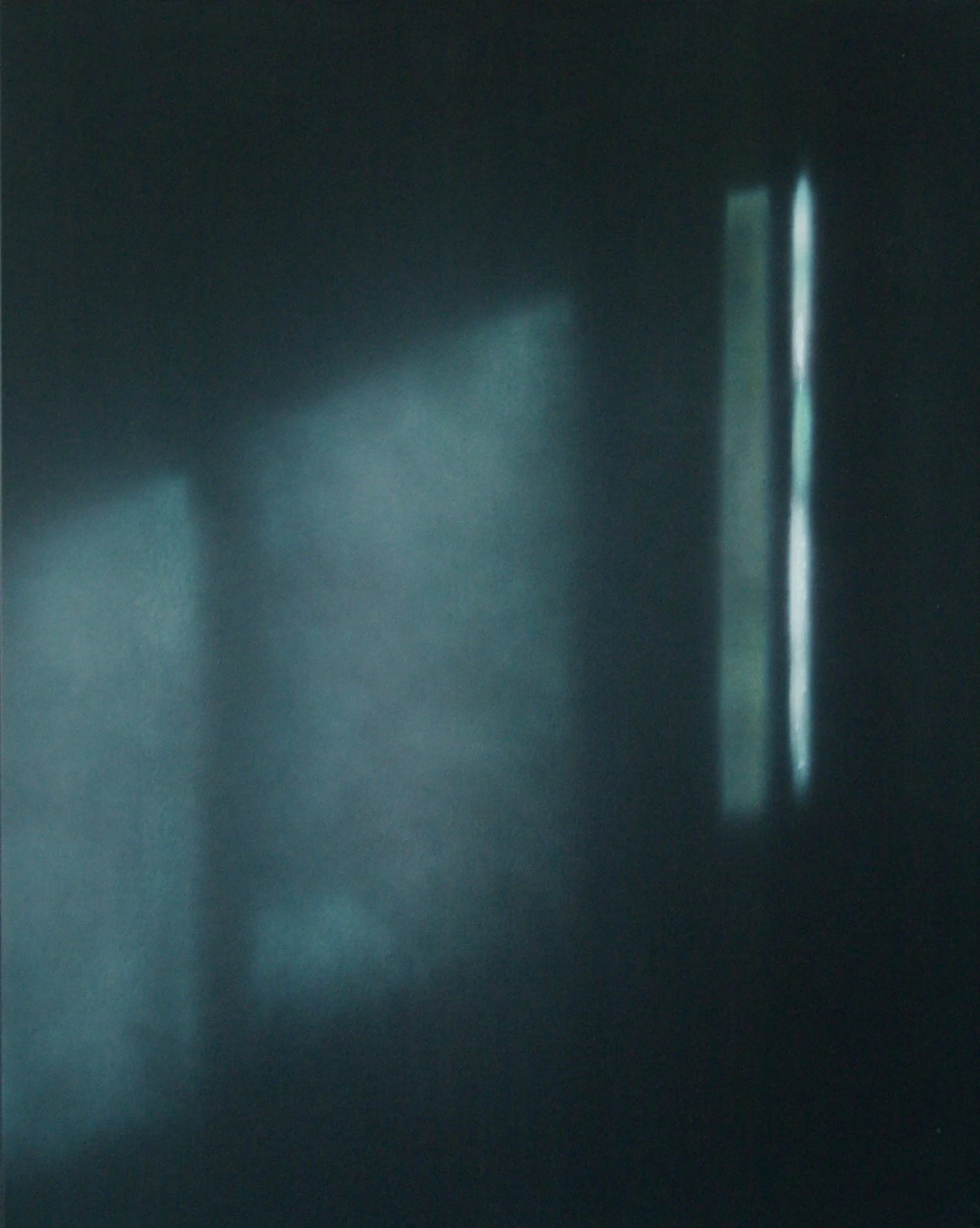 Dunkle, abstrakte Szene mit einem vertikalen Lichtstreifen, der an der rechten Seite reflektiert wird.