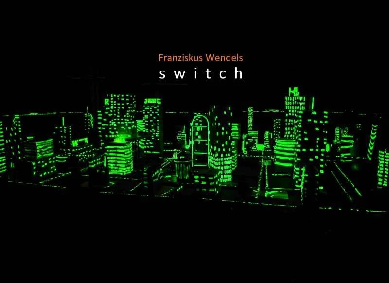 Animation eines digitalen Stadtbilds mit leuchtend grünen Gebäuden und dem Titel ‚switch‘ von Franziskus Wendels.