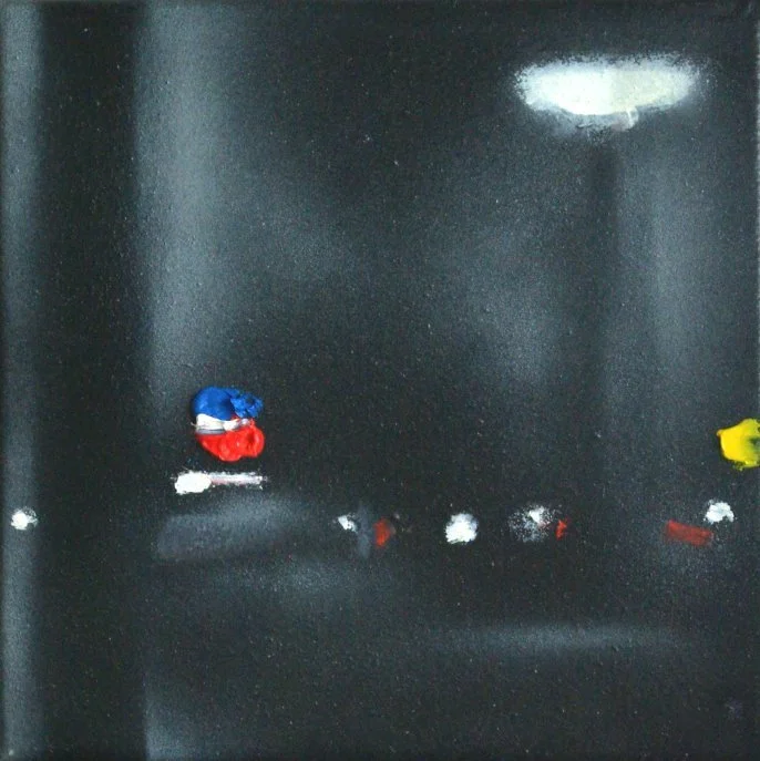 Nächtliche Straße mit paar Autos, die an Straßenlampen vorbeifahren, im Dunkeln.