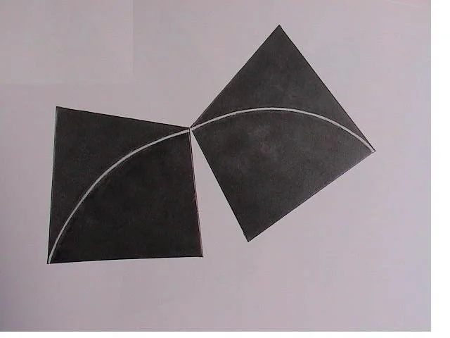 Zwei schwarze Quadrate, die durch eine halbkreisförmige Linie verbunden sind.