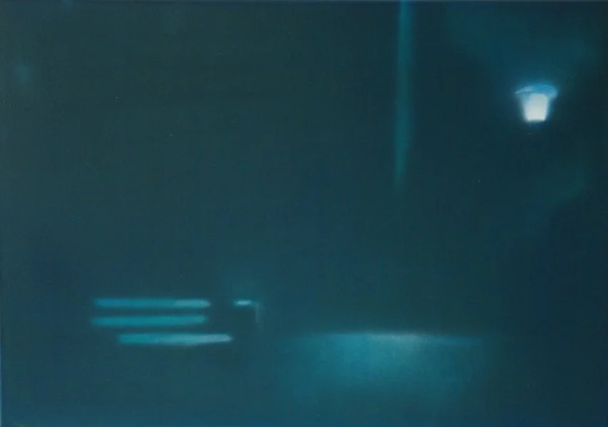 Dunkler Raum mit einer Lichtquelle und einigen marschierenden Linien, die wie Spuren im Wasser aussehen.