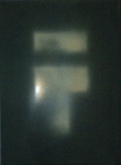 Ein dunkler Raum mit einem beleuchteten Bildschirm oder Fenster, das zwei helle, rechteckige Flächen zeigt.