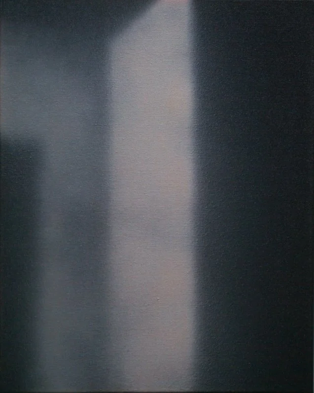 Das Bild zeigt eine dunkle Wand mit einem vertikalen Lichtstreifen in der Mitte.