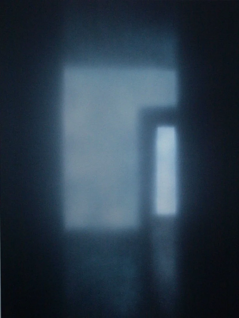 Unschärfer Blick auf eine helle, rechteckige Lichtquelle vor dunklem Hintergrund.