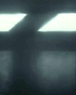 Unklarer Raum mit Lichtstrahlen durch Fenster oder Öffnungen