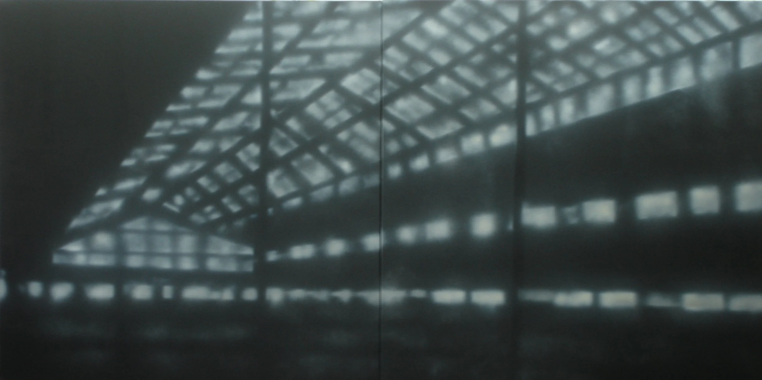 Schatten einer städtischen Brücke oder eines Gebäudes mit einem Gitterdach, das durch Fenster beleuchtet wird