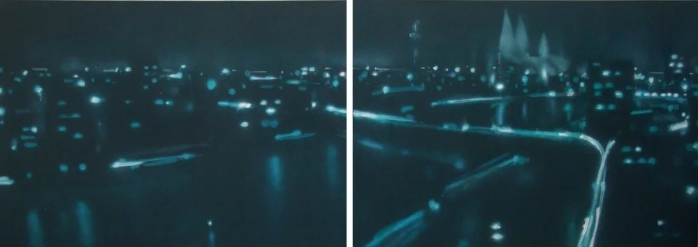 Stadt bei Nacht, beleuchtete Straßen und Gebäude, Lichter spiegeln sich im Wasser