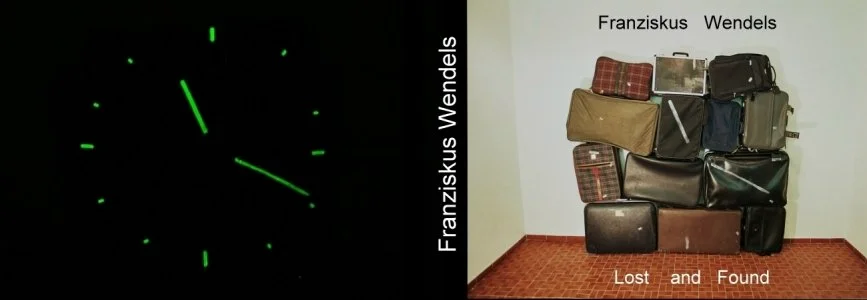 Links ein schwarzes Uhrengesicht mit leuchtenden grünen Zeigern, rechts mehrere aufgehängte Gepäckstücke an einer weißen Wand, mit Beschriftungen "Franziskus Wendel" und "Lost and Found".