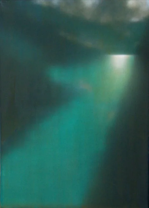 Das Bild zeigt eine dunkle, unklare Szenerie mit diffusen Lichtquellen und verschwommenen Farben in Blau- und Grüntönen.