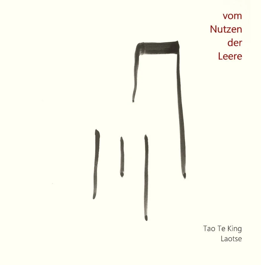 Schlichte Illustration eines Stuhls mit der deutschen Übersetzung des chinesischen Begriffs "Laotse" und einem Zitat über den Nutzen der Leere.