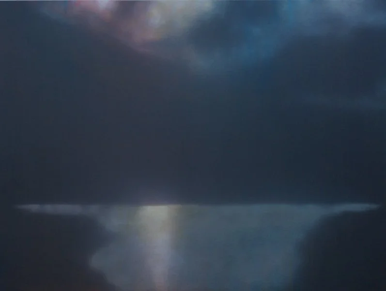 Dunkler Himmel mit reflektierendem Wasser darunter, möglicherweise ein See bei bewölktem Wetter.