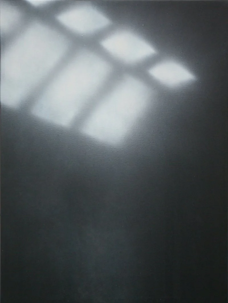 Lichtreflexionen auf einer glatten, dunklen Oberfläche, wahrscheinlich eine Tafel oder ein Fenster