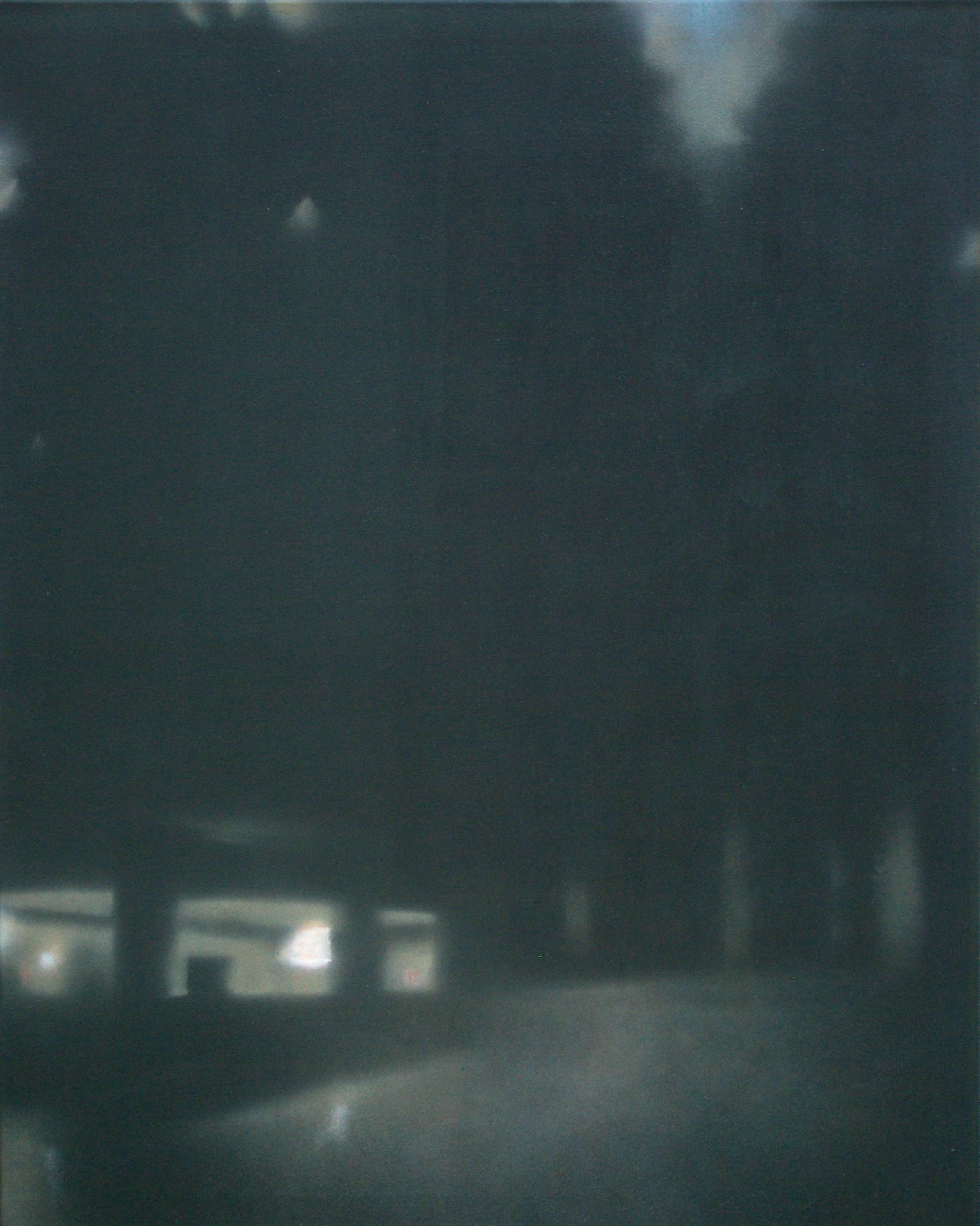 Das Bild zeigt eine dunkle, fast dunkler blaue Wand mit einigen kleinen, unscharfen Lichtpunkten oder Reflexionen und einer dunklen Oberfläche im Vordergrund.