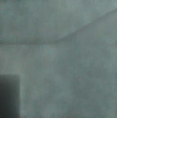 Das Bild zeigt eine Wand mit einer eingehängten dekorativen Gardine oder Vorhang.