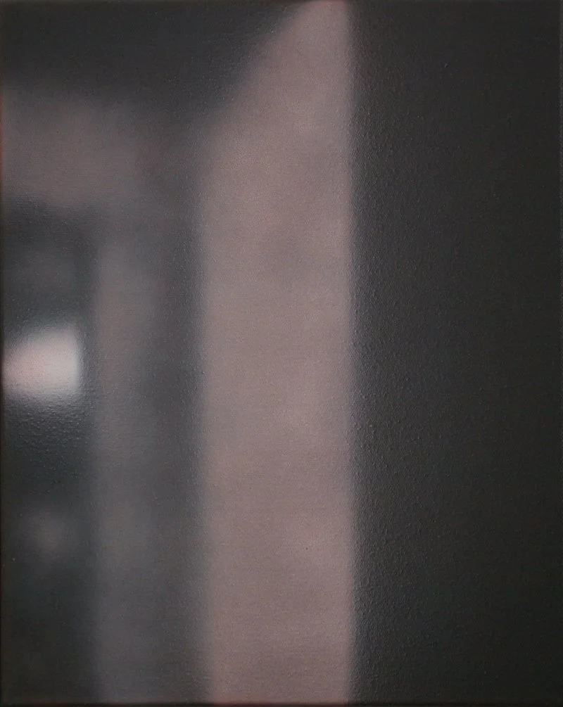 Abstrakte dunkle und helle vertikale Linien auf einer Oberfläche