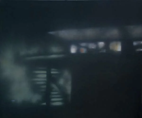 Dunkler Blick in einen Raum oder Flur mit wenig Licht, wobei einige Regale oder Gegenstände im Hintergrund sichtbar sind.