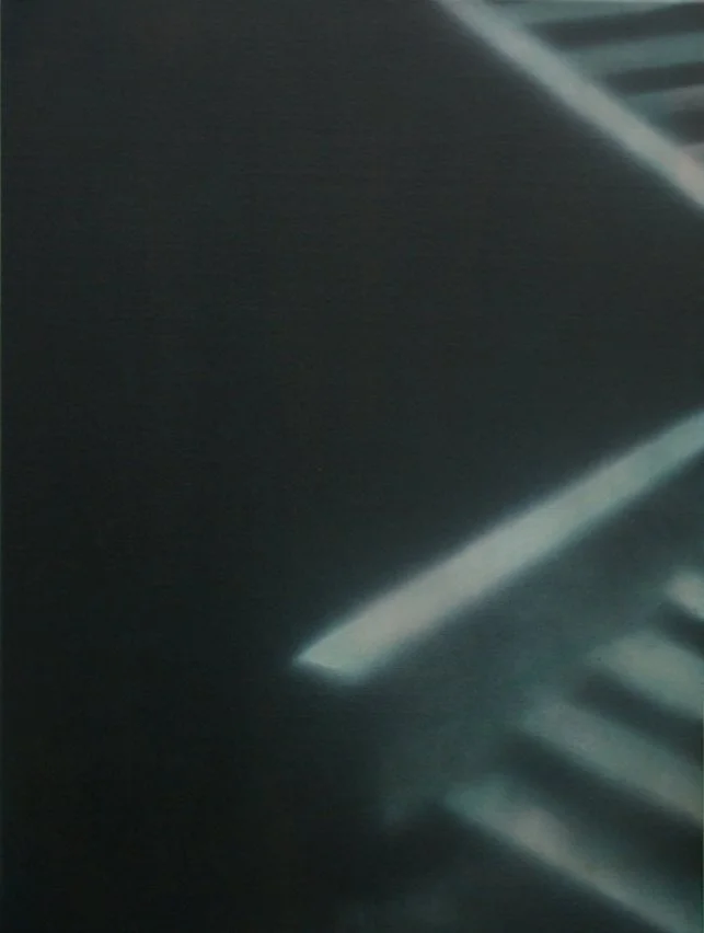 Schwarz-weißer fotografischer Streifen mit reflektierenden Linien.