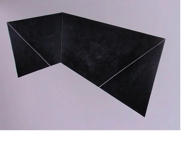 Schwarz lackierte Ecken der Wand behängen, weißer Hintergrund