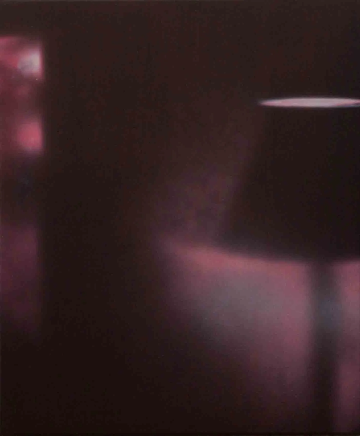 Das Bild ist sehr unscharf und dunkel, es sind keine klar erkennbaren Gegenstände sichtbar.