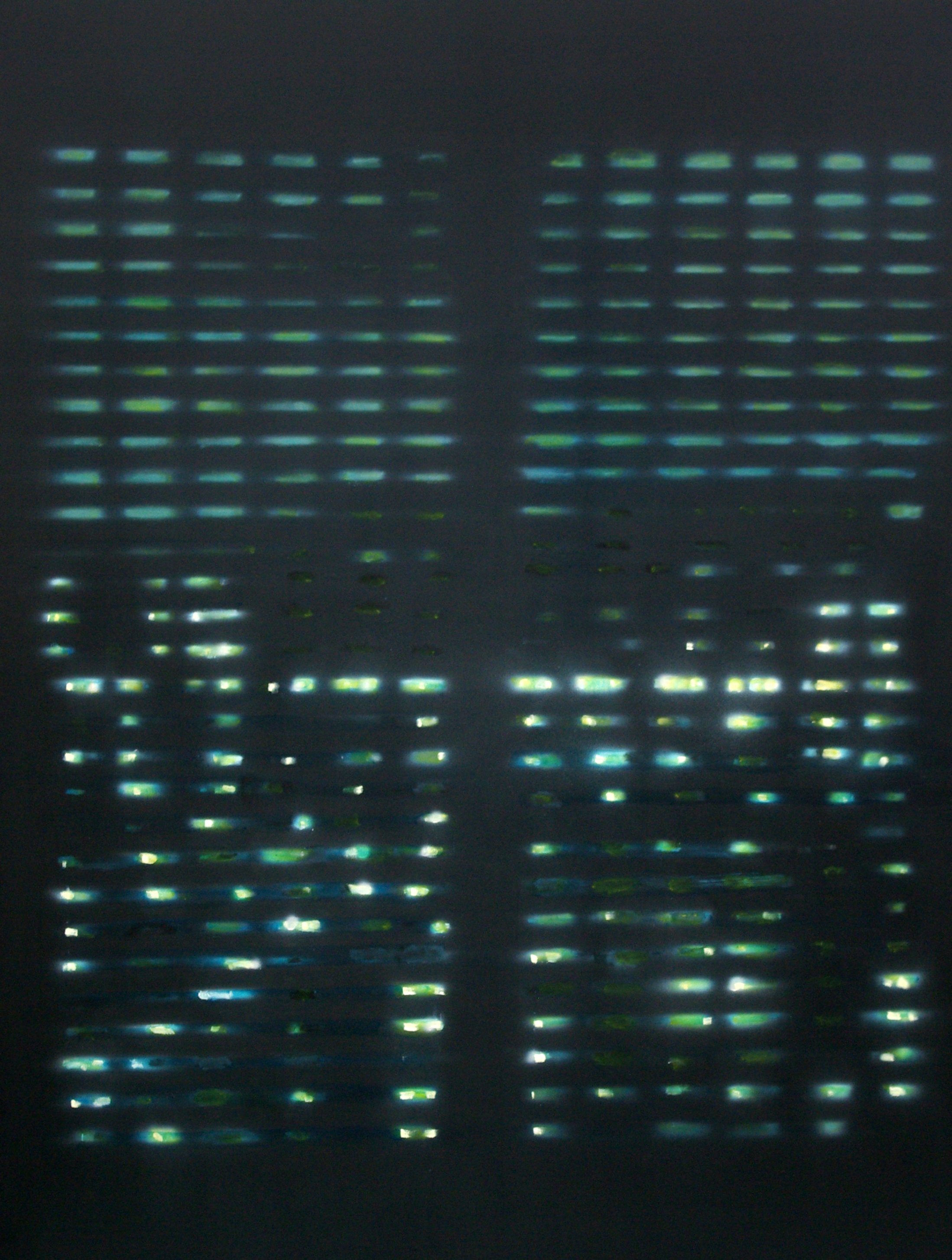 Ein dunkler Hintergrund mit beleuchteten, horizontal ausgerichteten grünen und blauen LED-Lichtern, die in Scheibenmuster angeordnet sind.