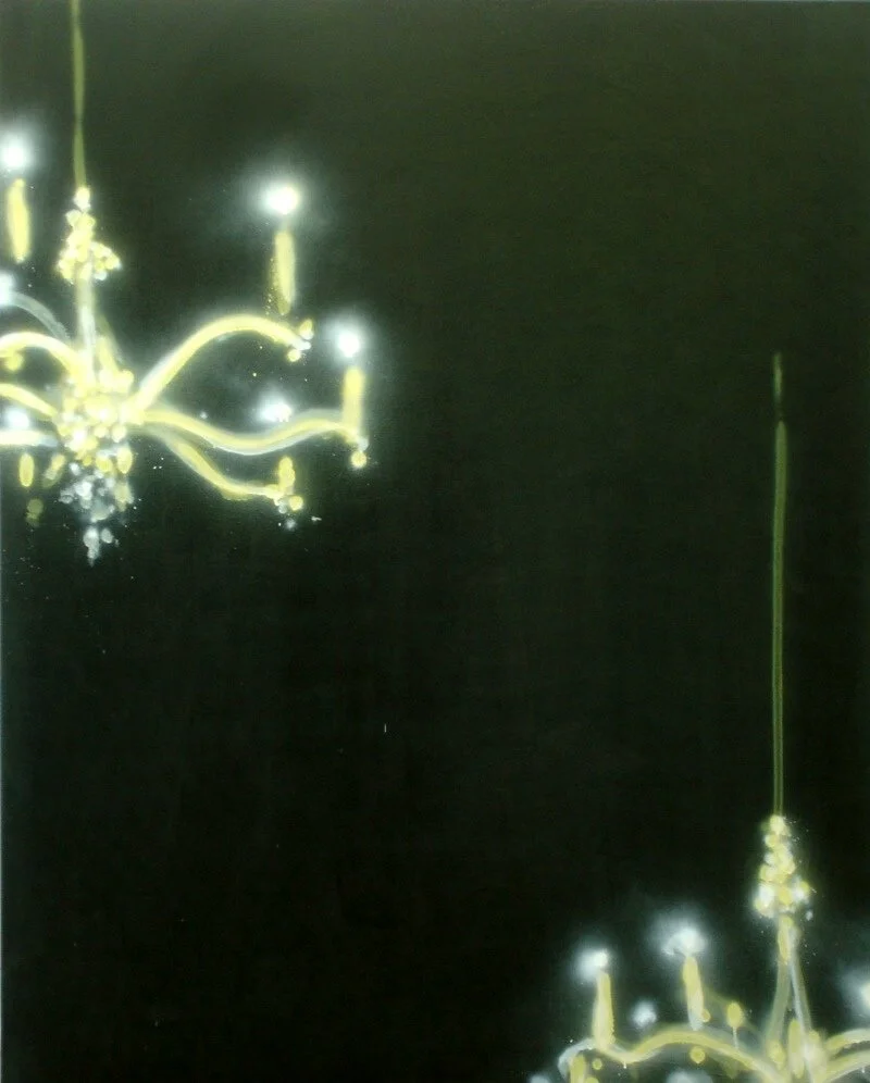 Ein Kronleuchter mit leuchtenden Kerzen an schwarzen, dunklen Hintergrund.