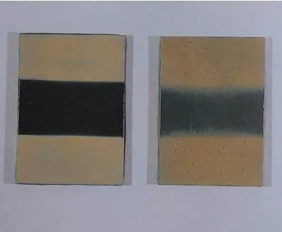 Zwei gebundene Bücher mit abstrakten geometrischen Mustern auf den Deckeln