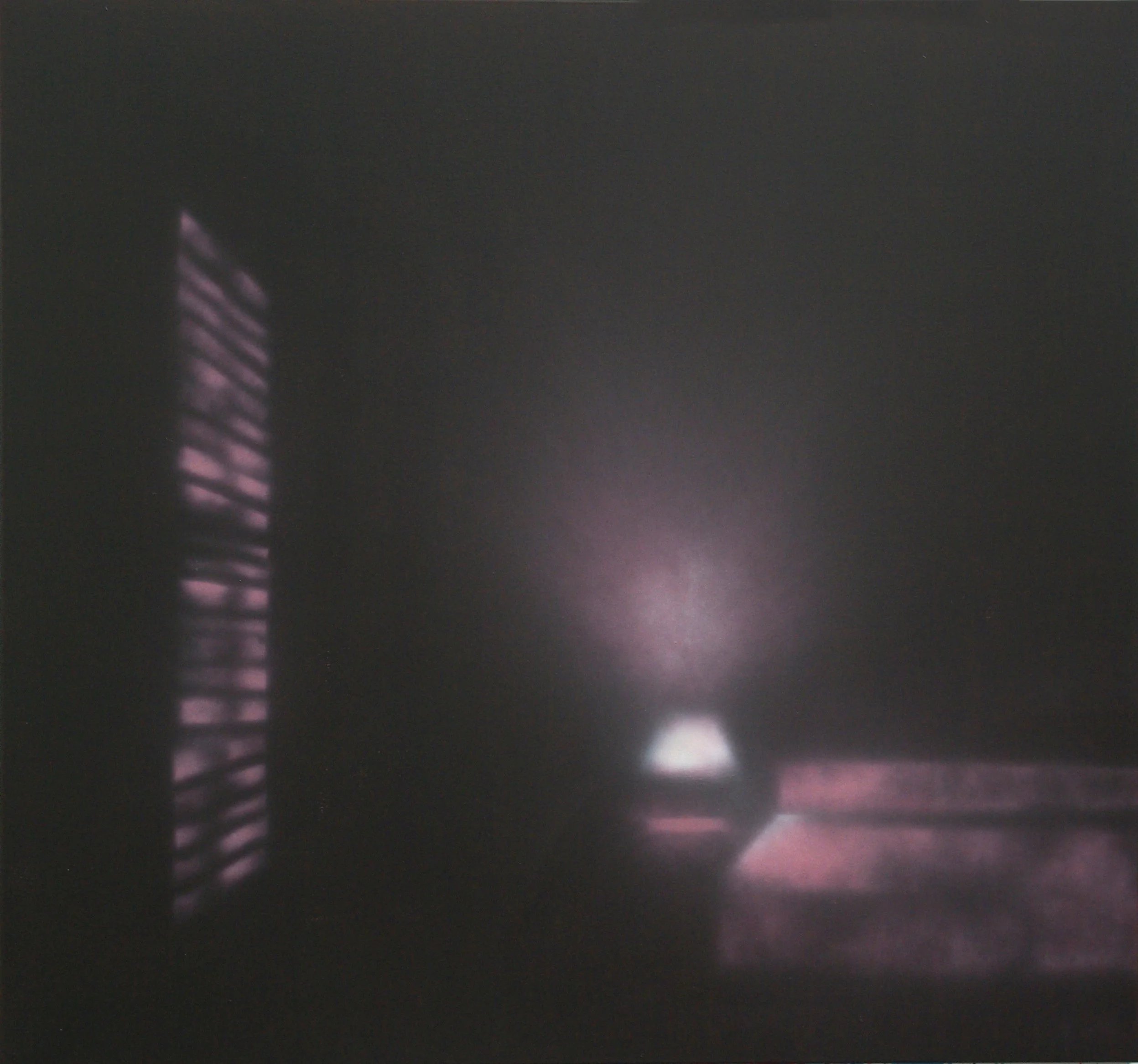 Schwarzer Raum mit Lichtstrahlen, die durch eine gekippte Fensterjalousie auf den Boden und die Wand fallen.