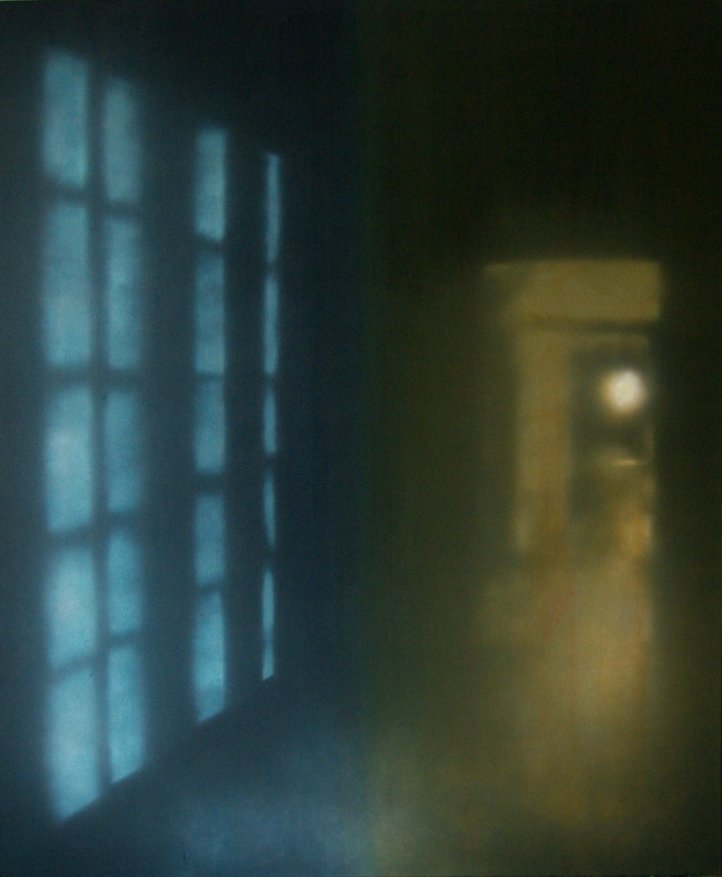 Ein dunkler Raum mit blauer Lichterung und einem Fenster, das Licht und Schatten wirft.