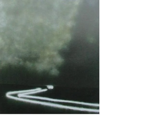 Nebel oder Dampf vor einem schwarzen Hintergrund, mit weißen Linien im Vordergrund.