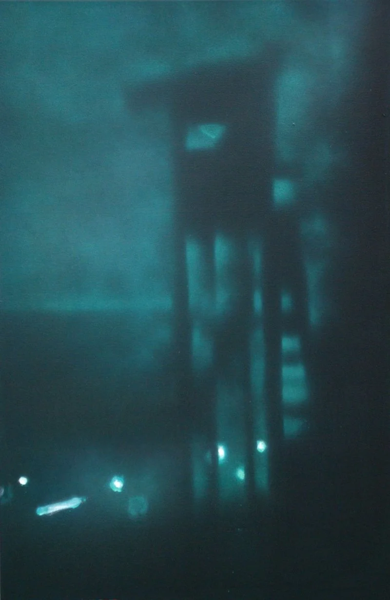 Dunkle, unscharfe silhouettenartige Formen, die wie Stühle oder Möbel in einem dunklen Raum erscheinen.