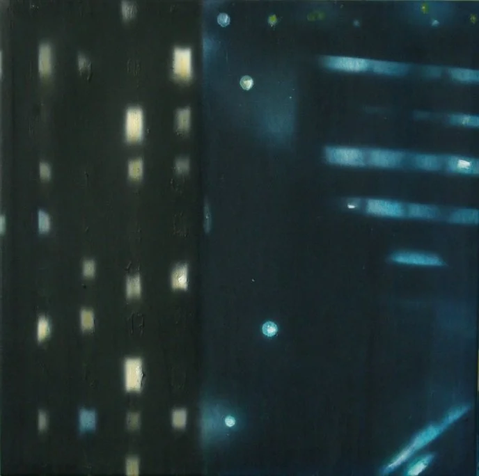 Schatten einer Gebäudefassade bei Nacht mit Lichtmustern durch Fenster