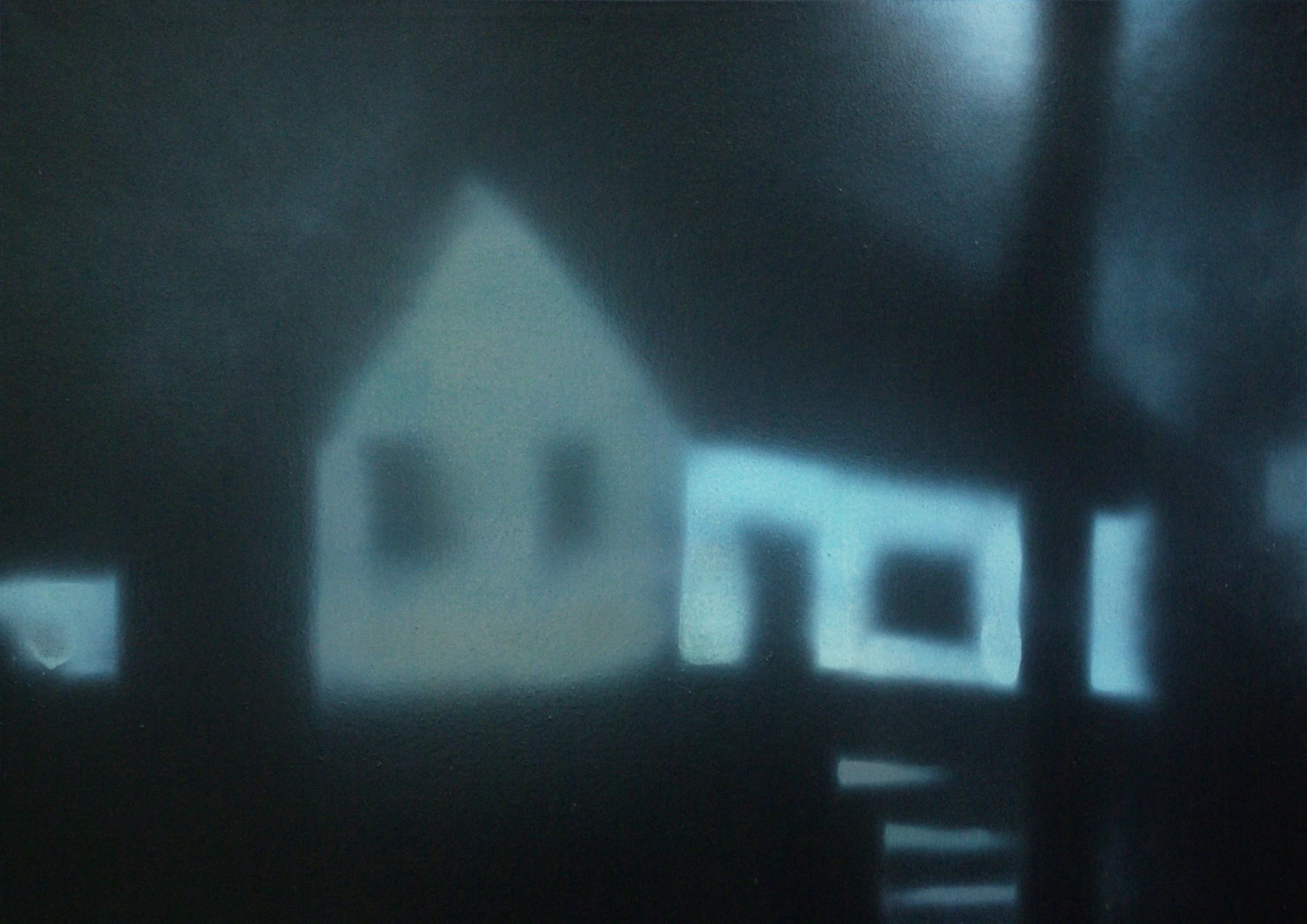 Ein unscharfes Bild von einem hell erleuchteten Raum mit einem Hausmodell im Hintergrund.