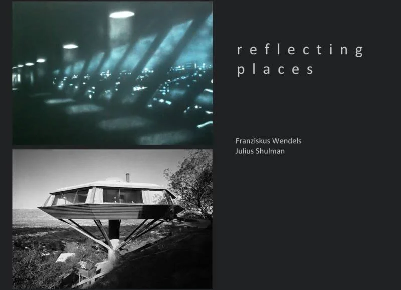 Ein Buchcover mit zwei Fotos, oben reflektierende Oberflächen in blauer Beleuchtung, unten ein futuristisches Haus auf Stelzen in einer Landschaft. Der Titel lautet "reflecting places" und die Autoren sind Franziskus Wendels und Julius Shulman.