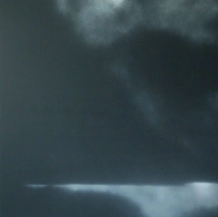 Dunkler Himmel mit Wolken und einem leichten Streifen Licht am Horizont.