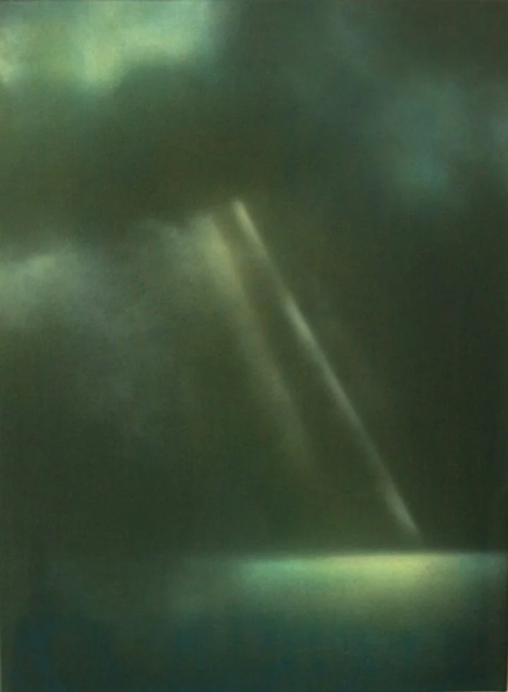 Das Bild zeigt eine dunkle, unscharfe Aufnahme mit einem hellen Lichtstreifen, möglicherweise in einer technischen oder dunklen Umgebung.