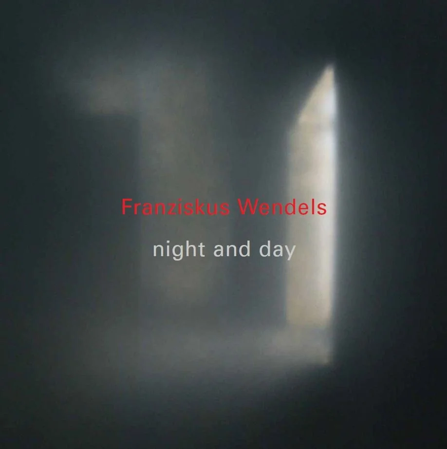 Titelbild eines Buches mit dem Titel 'Franziskus Wendels night and day' auf dunkelblauem Hintergrund, mit Lichtstrahl, der durch eine kleine Öffnung fällt.