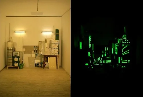 Linke Seite: Lagerraum mit Kartons, Wasserkocher und Küchenutensilien. Rechte Seite: Dunkle Stadtansicht mit grünen Neonlichtern, die einen urbanen Skyline-Silhouetten bilden.