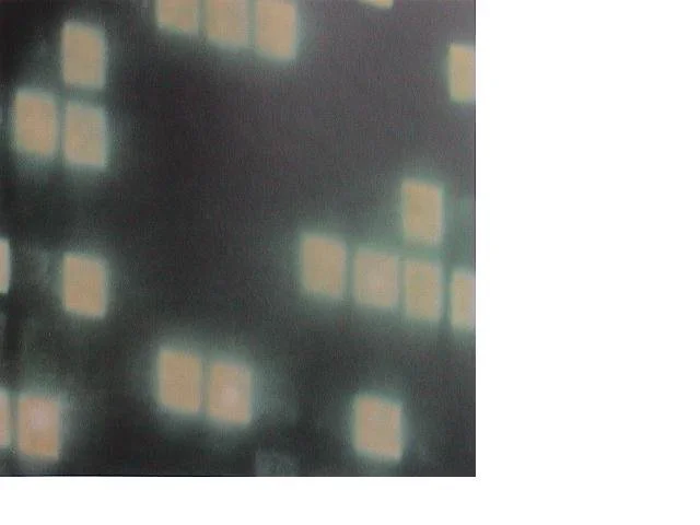 Nahaufnahme eines digitalen Displays mit leuchtenden Quadraten