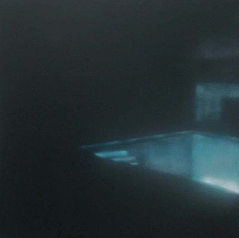 Dunkler Raum mit kleineren blauen Lichteffekten und einer reflektierenden Oberfläche.