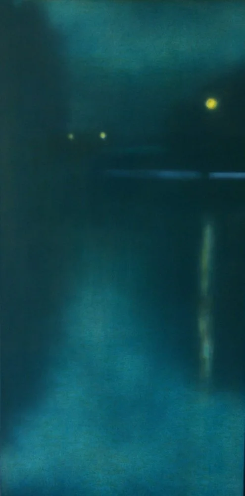 Dunkler Raum mit drei unscharfen, gelben Punktlichtern in der Ferne und einem Reflex auf dem Boden.