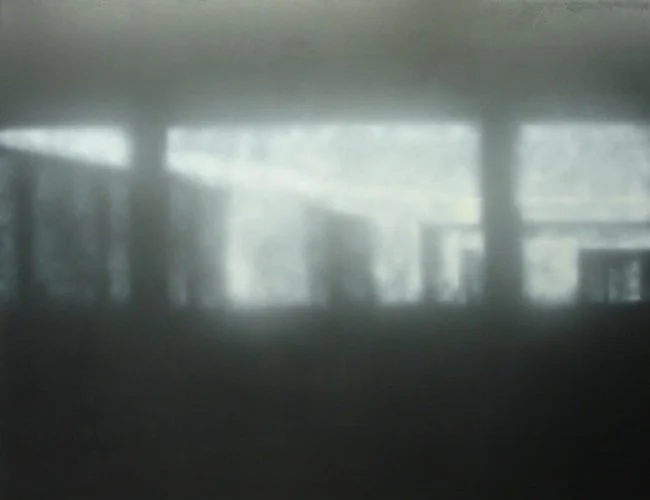 Vernebeltes Fenster mit unscharfen Außenansichten