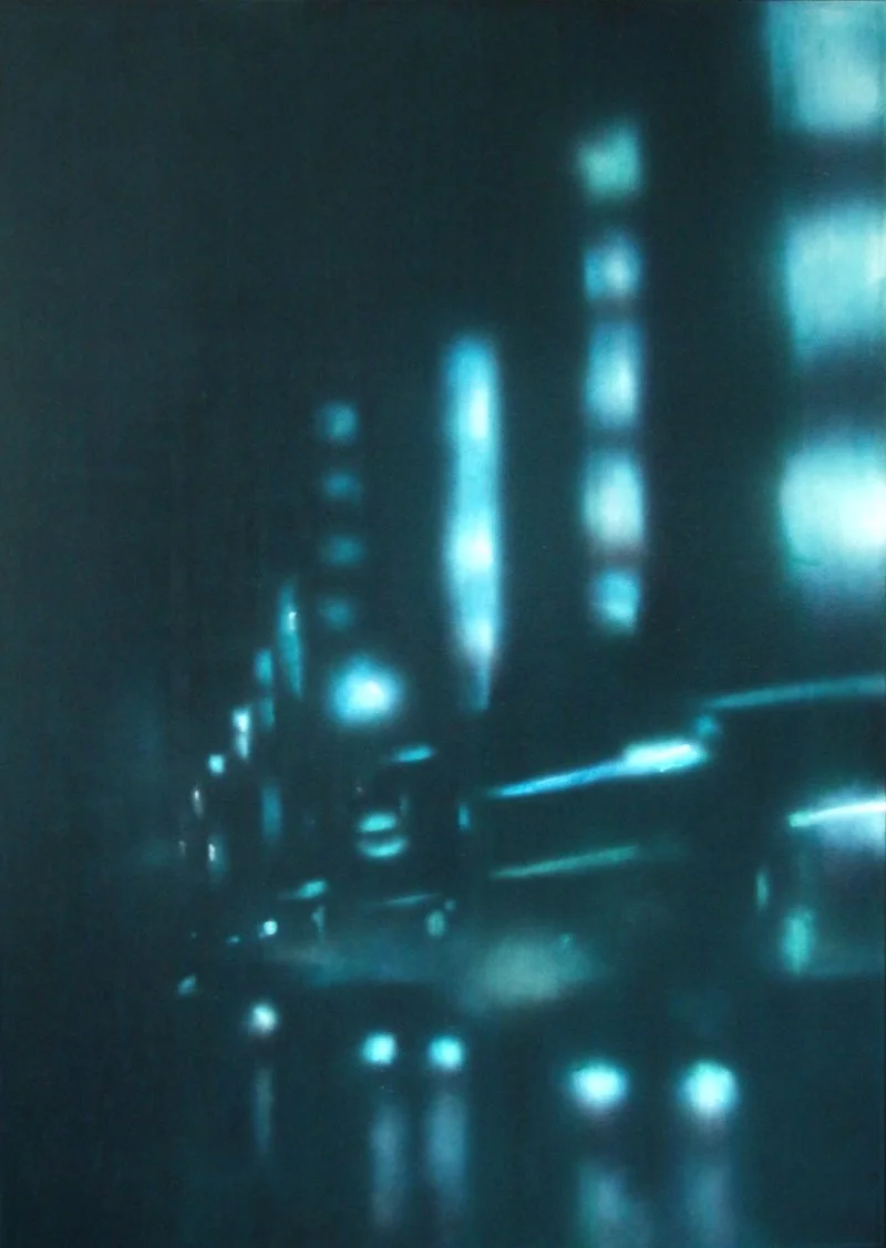 Abstrakte Darstellung von Leuchtstreifen und Lichtreflexen in Blau auf dunklem Hintergrund.