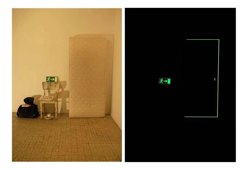 Das Bild zeigt auf der linken Seite eine einfache Innenaufnahme mit einem weißen Stuhl, einem großen Kontaktkleid, einem schwarzen Rucksack, einem kleinen weißen Gegenstand auf der Sitzfläche und einem Notausgangsschild. Auf der rechten Seite ist ein