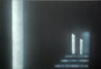 Dunkler Flur mit beleuchteten Türen und Treppe