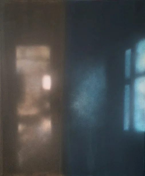 Ein dunkler Raum mit einer Fensterseite, durch die Licht scheint.