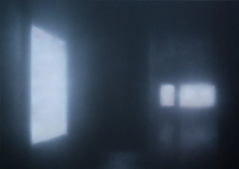 Zwei leuchtende Fenster, die Licht in einen dunklen Raum werfen.