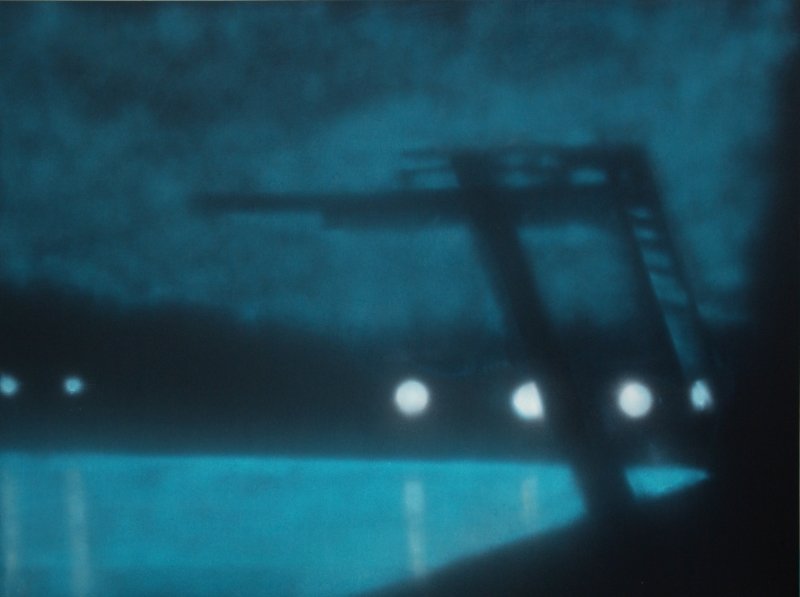 Schwer sichtbares Bild einer Waffe, wahrscheinlich einer Unterwasserszene.