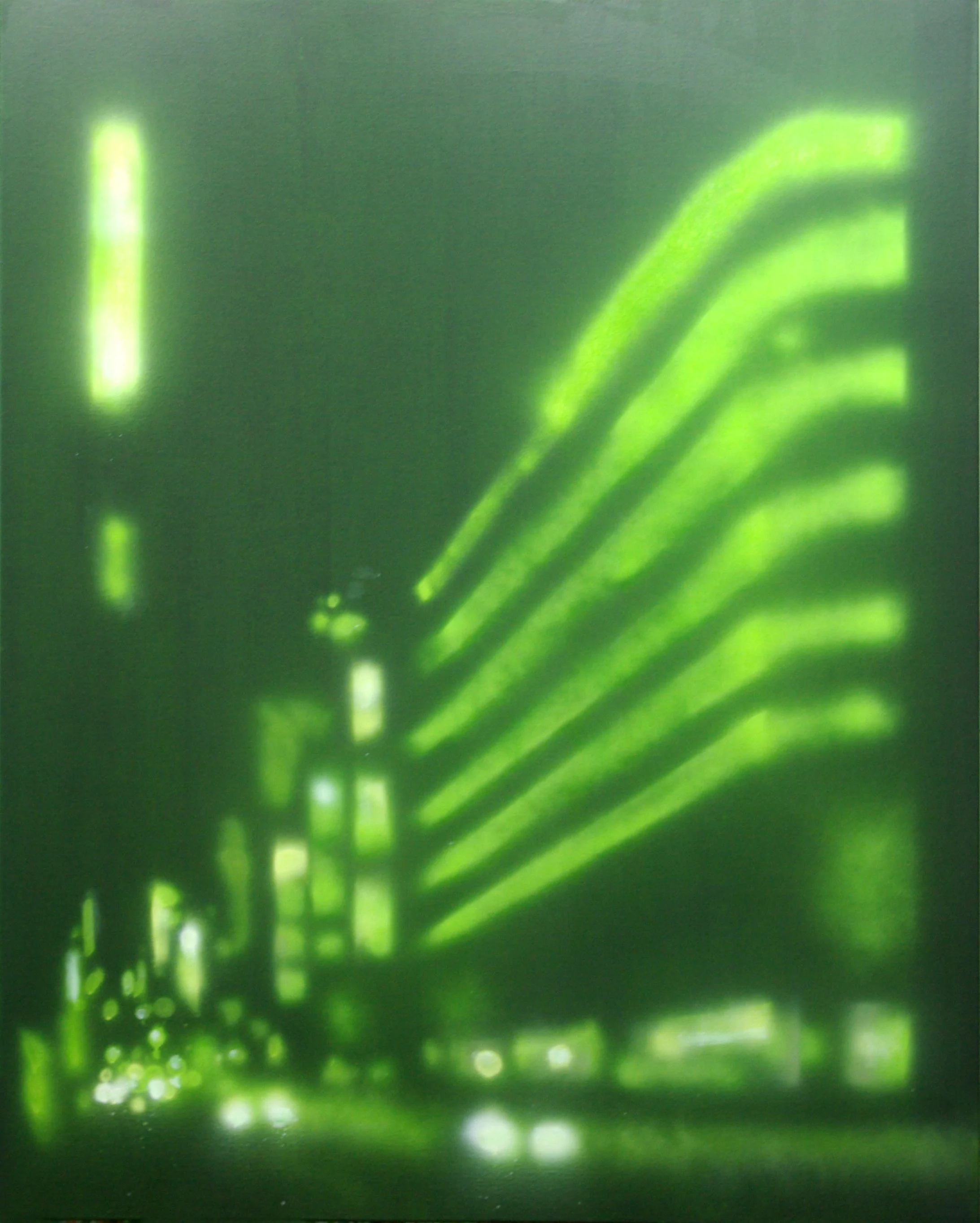 Vernebelte Ansicht einer modernen Hochhausfassade mit horizontalen grünen Lichtstreifen und mehreren vertikalen Lichtleisten in der Mitte.