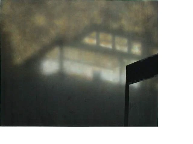 Unscharfer, dunkler Innenraum mit einem Fenster, das Tageslicht durchlässt, und einem schwarzen Gegenstand im Vordergrund.